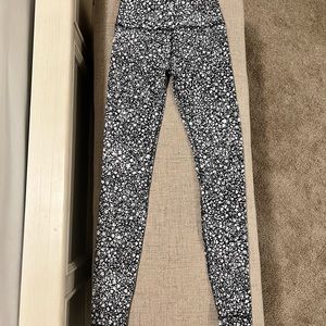 Align super high rise 28” size 4 in color venture floral alpine black white